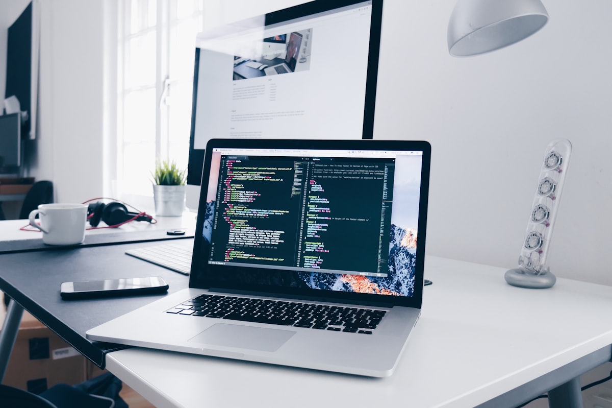 Code-Editor und Terminal auf einem Laptop — Symbol für kostenlose KI-Coding-CLI-Tools im Jahr 2026