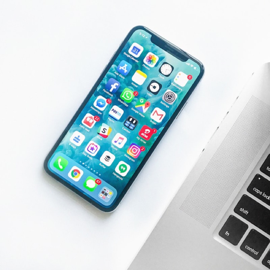 iPhone mit iOS 27 Systemoberfläche und Upgrade-Entscheidungsszenario