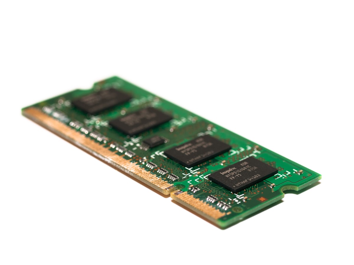 Gros plan d'une puce mémoire DRAM illustrant le pouvoir de prix de la chaîne d'approvisionnement mondiale