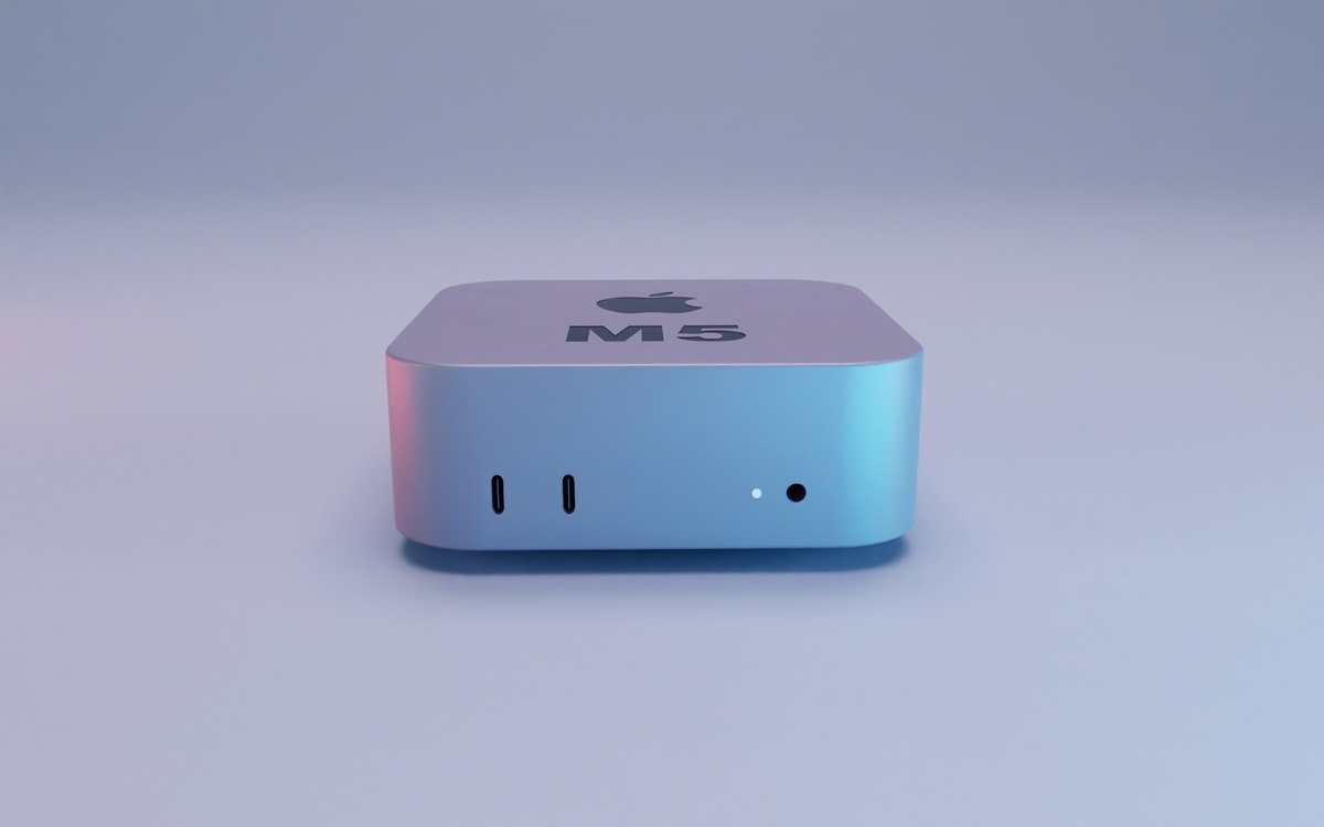 銀色 Mac Mini M4 桌面擺放，象徵蘋果漲價後的租買決策場景